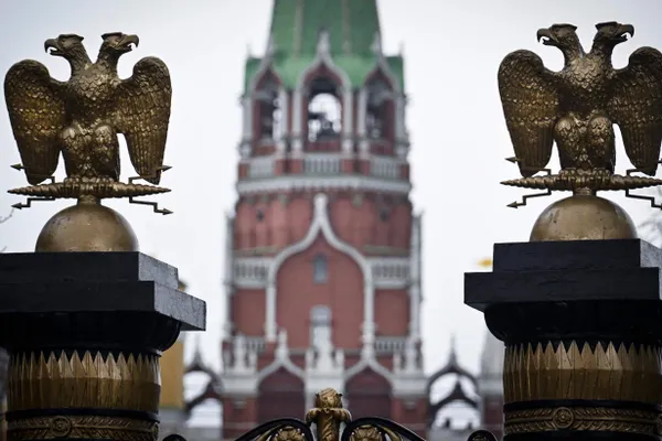 В начале некоторых фильмов теперь показывают титры о сокращениях хронометража или удалённых фрагментах. Правообладатели указывают на изменения в соответствии с действующим законодательством, платформы заявляют, что сами не вносят правок.