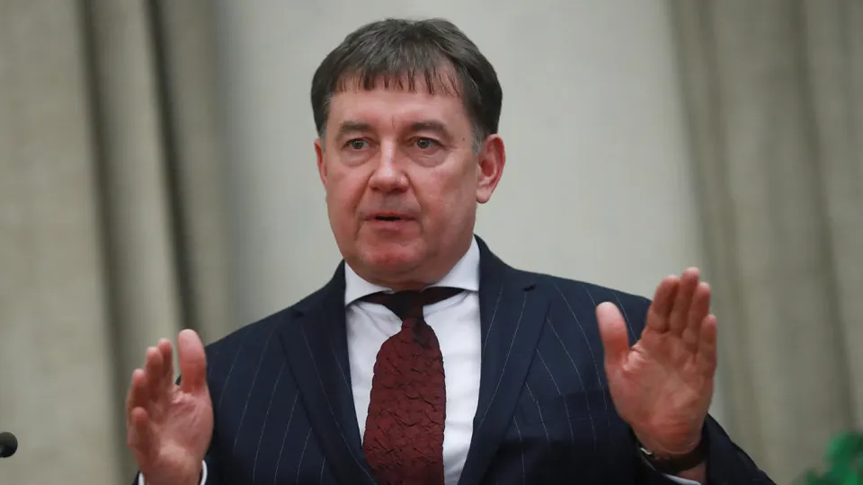 Московский городской суд оставил в силе решение о национализации более 100 объектов недвижимости и сети отелей Marton, связанных с бывшим председателем Совета судей России Виктором Момотовым. Генпрокуратура связывает его с криминальными авторитетами, незаконным бизнесом и использованием гостиниц для проституции с участием несовершеннолетних.