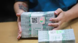 За одну неделю россияне сняли со счетов 240 млрд рублей на фоне перебоев с мобильным интернетом и планов ужесточить контроль за переводами на карты, что привело к заметному росту объема наличных в обращении.