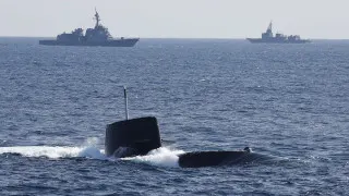 Правительство Японии одобрило крупнейшее за десятилетия послабление правил экспорта вооружений, открыв путь к продаже ракет, военных кораблей, подлодок и самолетов за рубеж. Поставки в зоны боевых действий формально запрещены, но в исключительных случаях не исключается экспорт и в Украину, если это будет признано важным для безопасности самой Японии.