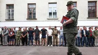Минобороны подготовило поправки, позволяющие проверять военнослужащих на алкогольное опьянение прямо в воинских частях без обязательной доставки в медучреждения. Инициатива связана с трудностями оперативного освидетельствования в условиях боевых действий и сообщениями о наборе в армию людей с алкогольной зависимостью.