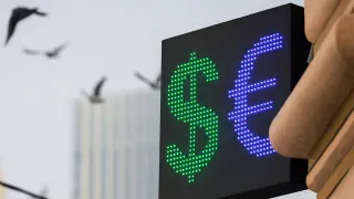 Курс доллара опустился до минимального уровня с февраля 2023 года, а рубль усиливают высокие цены на сырьё и пауза Минфина в валютных операциях.