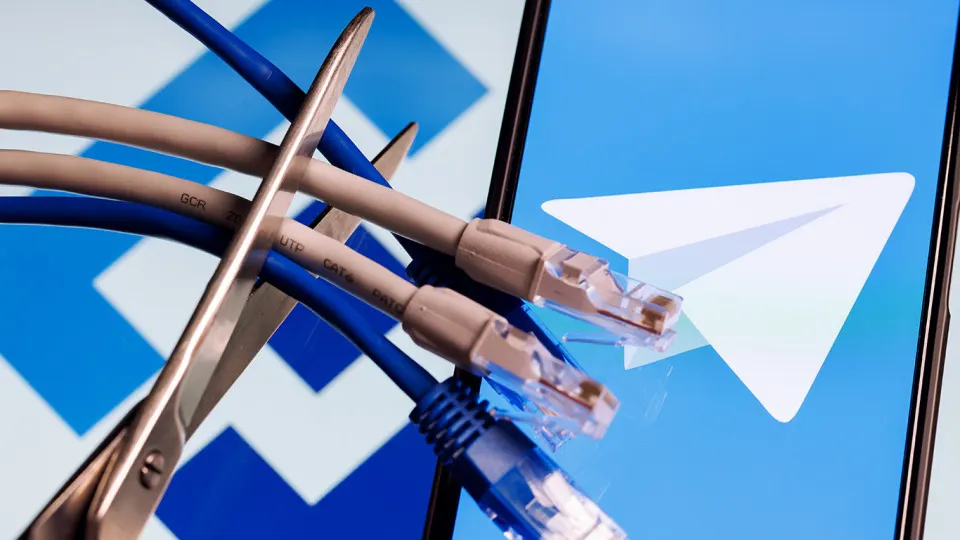 В марте мессенджером Telegram пользовались почти 94,3 млн жителей России. При этом входящий мобильный и десктопный трафик упал, а исходящий вырос — пользователи меняют модель поведения и переключаются на альтернативы или пользуются обходными способами.