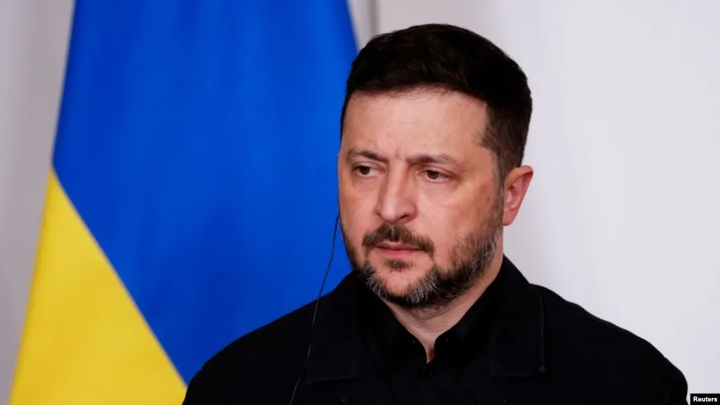 По словам президента Украины, пауза на период празднования Дня Победы может служить для безопасного проведения парада в России, после чего боевые действия могут возобновиться; при этом Киев готов обсуждать перемирие, защищающее гражданских и обеспечивающее обмен пленными.