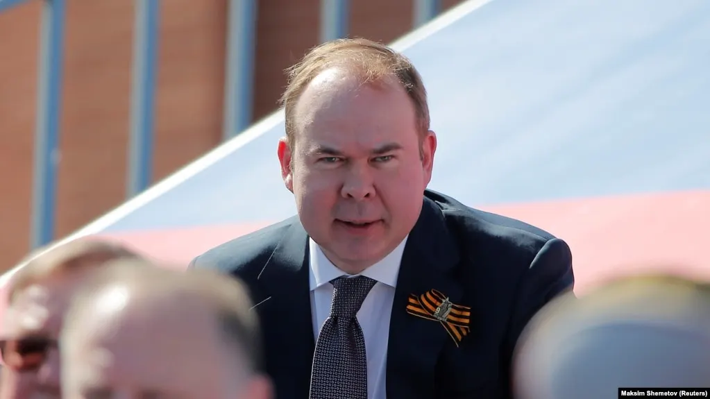 Мать главы президентской администрации Антона Вайно и мать первого вице‑премьера Дениса Мантурова, по данным документов, получили миллиарды рублей дохода, выдавая займы оборонной группе «Сфера» и получая права требования по ее долгам.