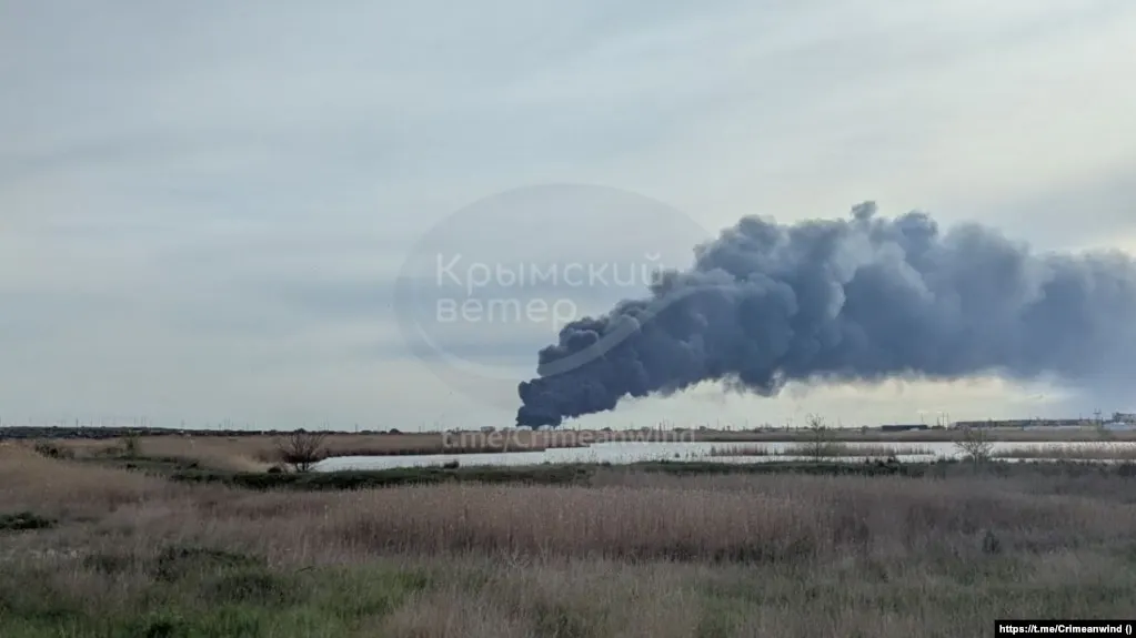 В ночь на четверг беспилотники атаковали промышленные и энергетические объекты в Самарской и Нижегородской областях, а также в Крыму и на юге России; сообщается об одном погибшем, пострадавших и масштабных пожарах на нефтяных объектах.