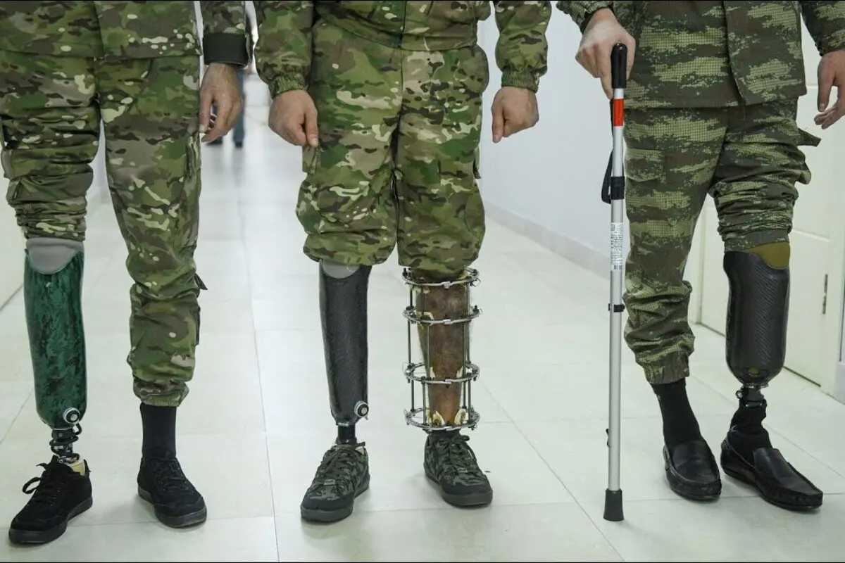 Минтруд предлагает обязать работодателей выполнять квоты по приему на работу людей с инвалидностью, включая участников боевых действий, не только в филиалах и представительствах, но и во всех структурных подразделениях. Бизнес предупреждает об усилении нагрузки и отсутствии компенсаций за создание специальных рабочих мест.