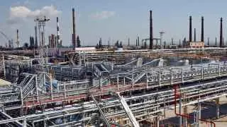 После серий атак беспилотников на нефтяную инфраструктуру приостановлена переработка нефти на Туапсинском, Новокуйбышевском, Саратовском, Киришском НПЗ и НПЗ «Нижегороднефтеоргсинтез», что затронуло значимые мощности по выпуску топлива.