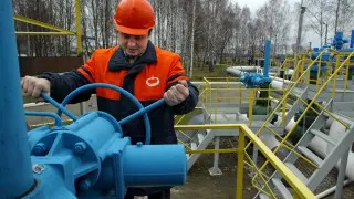 С 1 мая прекращается прокачка казахстанской нефти по нефтепроводу «Дружба» в Европу, что осложняет поставки сырья Германии и Венгрии на фоне глобального дефицита нефти и рисков нехватки авиакеросина в ЕС.