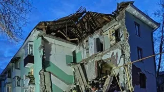 В Сызрани украинский беспилотник попал в четырехэтажный жилой дом, обрушился подъезд, из-под завалов спасены люди, параллельно дроны атаковали и другие регионы, а также близлежащий нефтеперерабатывающий завод.