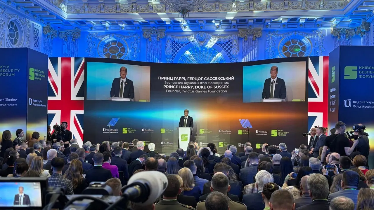 Принц Гарри выступил на форуме в Киеве, заявив, что находится в Украине как частное лицо, и обратился к президенту России Владимиру Путину с призывом остановить войну, напомнив также о гарантиях безопасности Украине со стороны США.