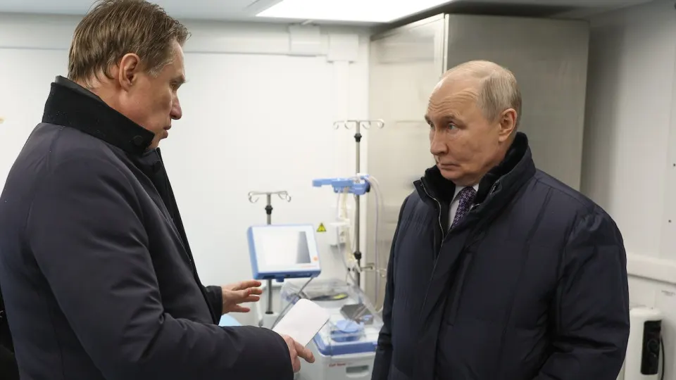 Президент потребовал от Минздрава увеличить охват репродуктивных обследований на фоне многолетнего снижения числа рождений в России; власти планируют укреплять институт семьи и продвигать «традиционные» семейные ценности.