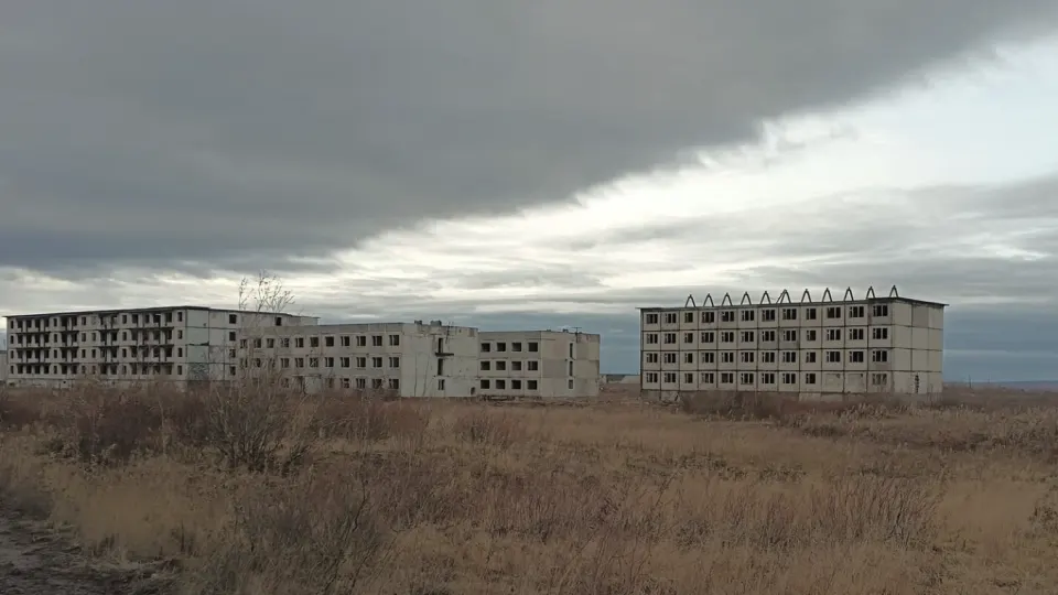 По оценкам демографов, число рождений в России продолжает снижаться 11-й год подряд и достигло исторического минимума, даже несмотря на масштабные программы поддержки семей и курс на «традиционные ценности».