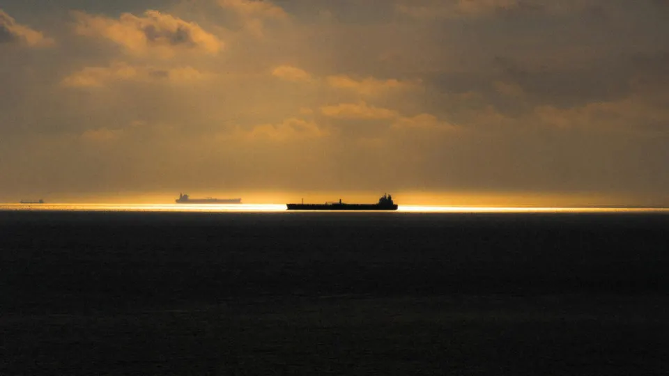 После досмотров со стороны береговой охраны Швеции подсанкционные танкеры с российской нефтью начали обходить ее воды более длинными маршрутами, что увеличивает расходы и риски. Угроза ужесточения контроля со стороны других европейских стран также вынуждает суда менять привычные пути.