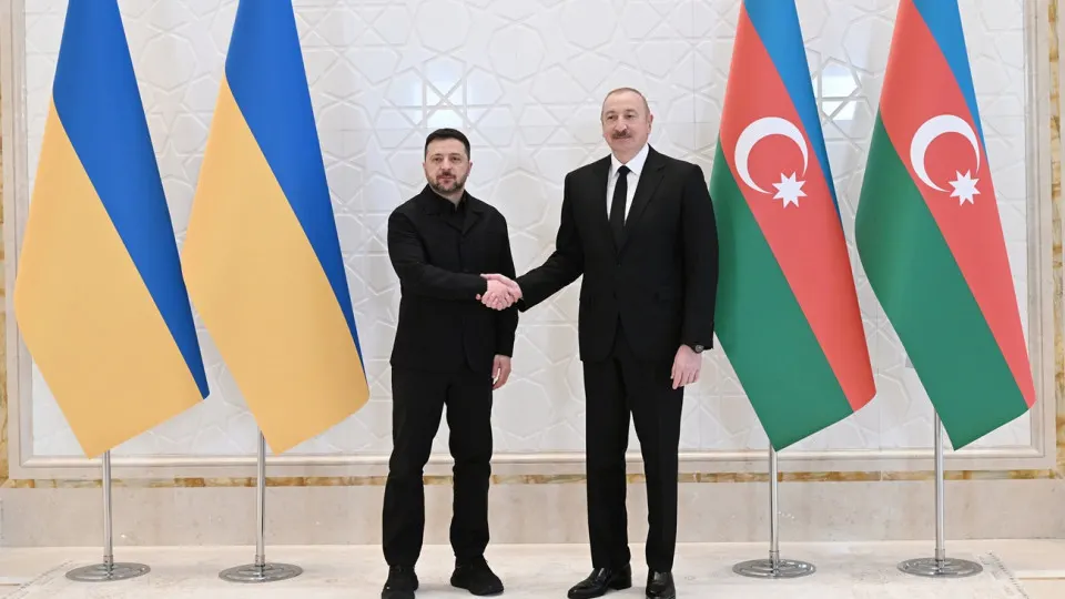 Ильхам Алиев в Габале заявил о поддержке суверенитета и территориальной целостности Украины, а также о планах по развитию совместного военно-технического и экономического сотрудничества; Владимир Зеленский сообщил о шести подписанных документах и выразил готовность к трехсторонним мирным переговорам при участии США и России.
