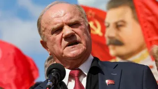 Глава КПРФ Геннадий Зюганов заявил в Госдуме, что Россия может столкнуться с ситуацией, подобной 1917 году, если срочно не принять финансово-экономические меры. Он отметил, что блогер Виктория Боня в обращении к президенту подняла те же проблемы, о которых коммунисты давно говорят в парламенте.