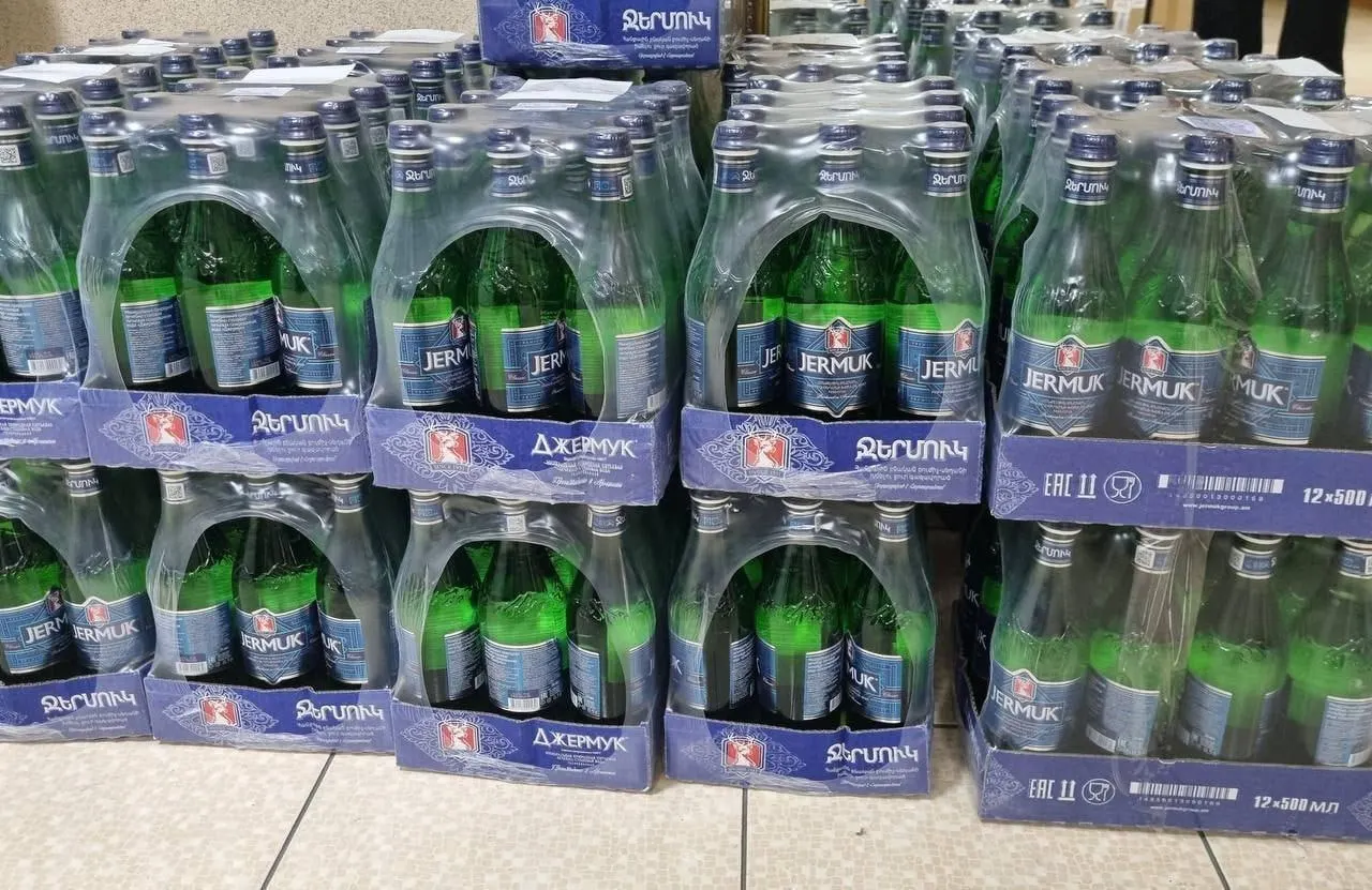 Продажи армянской воды «Джермук» временно остановлены — из оборота изъяли около 37 млн бутылок из‑за несоответствия требованиям. Ранее в России также вводили ограничения на другие армянские товары.