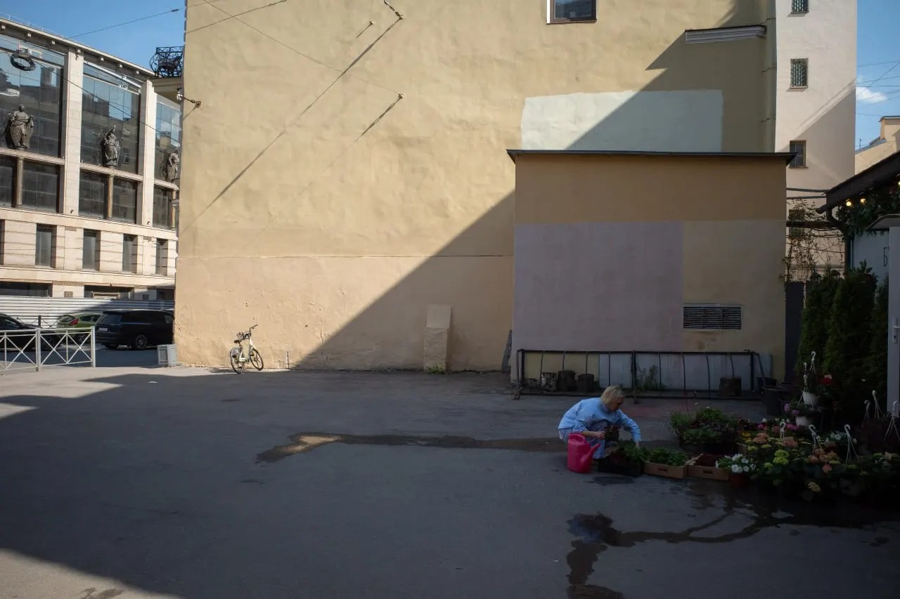 Короткая сводка: в Петербурге отменили фестиваль и подготовили благоустройство сквера, в стране обсуждают законопроект об ответственности за зарубежные действия, растут жертвы удара в Луганской области, а в Латвии упал дрон.