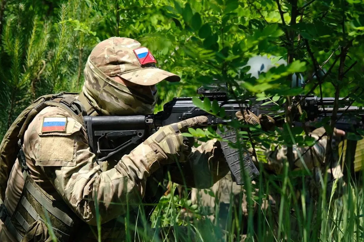 Аналитики Института по изучению войны (ISW) считают, что требования Москвы захватить весь Донбасс не соответствуют оперативной ситуации: темпы продвижения замедлены, а украинские контратаки и география местности ставят под сомнение такие планы.