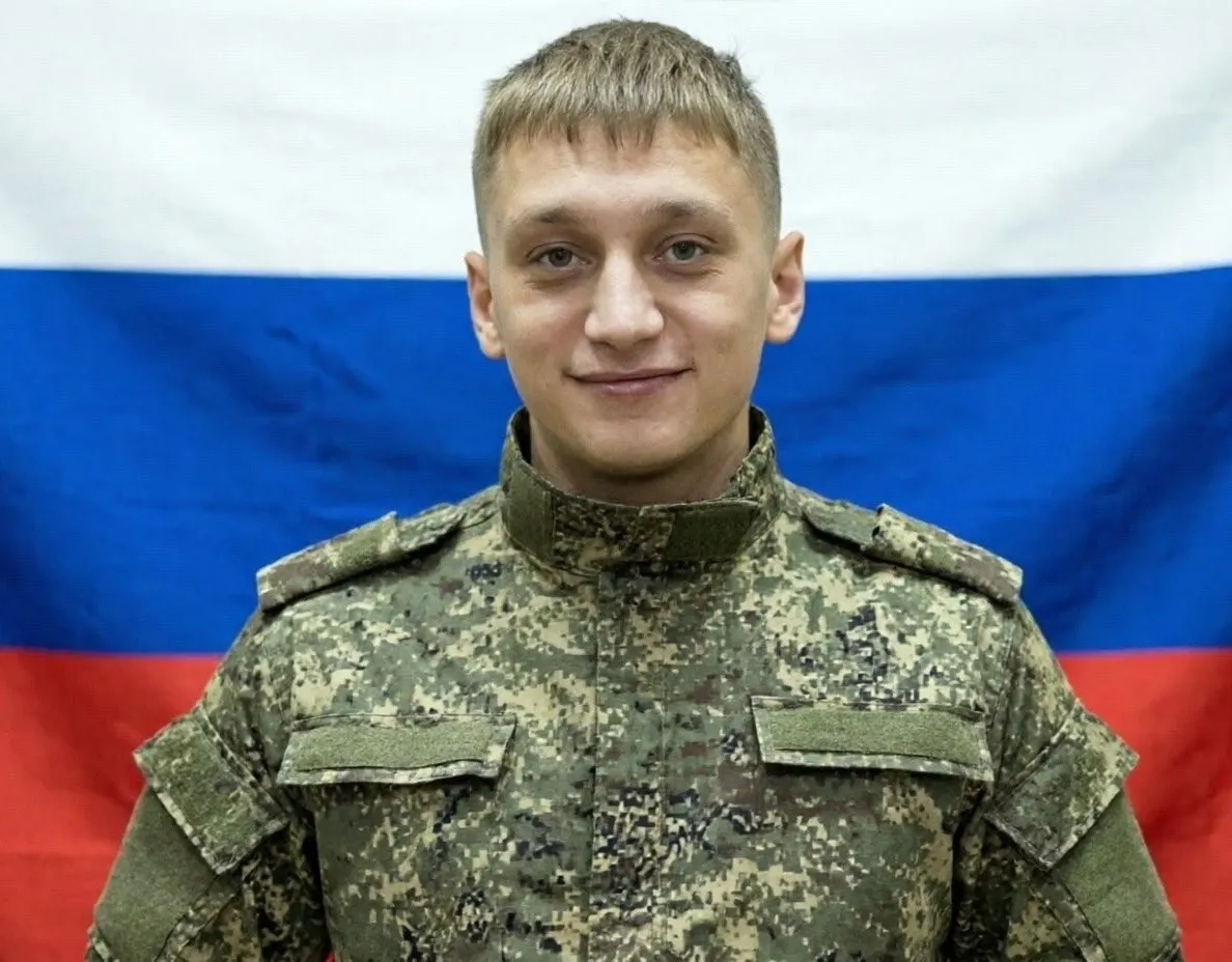 23‑летний студент из Бурятии подписал контракт на службу в новых войсках беспилотных систем и через три месяца погиб на фронте; в учебных заведениях велась активная вербовка учащихся.
