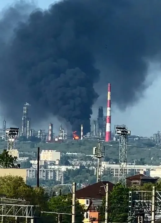 Ночью в нескольких регионах зафиксированы удары беспилотников: в Сызрани погибли два человека, в Белгородской области ранены трое. Минобороны сообщает о перехвате 121 БПЛА.