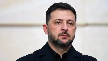 Президент Украины заявил, что российские войска продолжают активные боевые действия: за сутки — более 150 штурмовых атак, свыше сотни обстрелов и почти 10 тысяч ударов дронами-камикадзе. Украина пока сдерживает ответ, но предупреждает о зеркальной реакции.