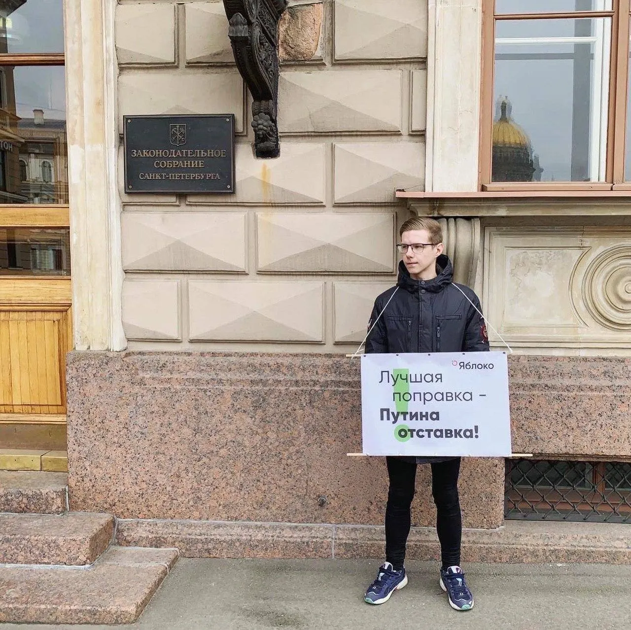 Журналиста объявили в федеральный розыск. Ранее ему выписали несколько административных штрафов по делу об «иностранных агентах» и за «ЛГБТ‑пропаганду»; точная уголовная статья пока не названа.