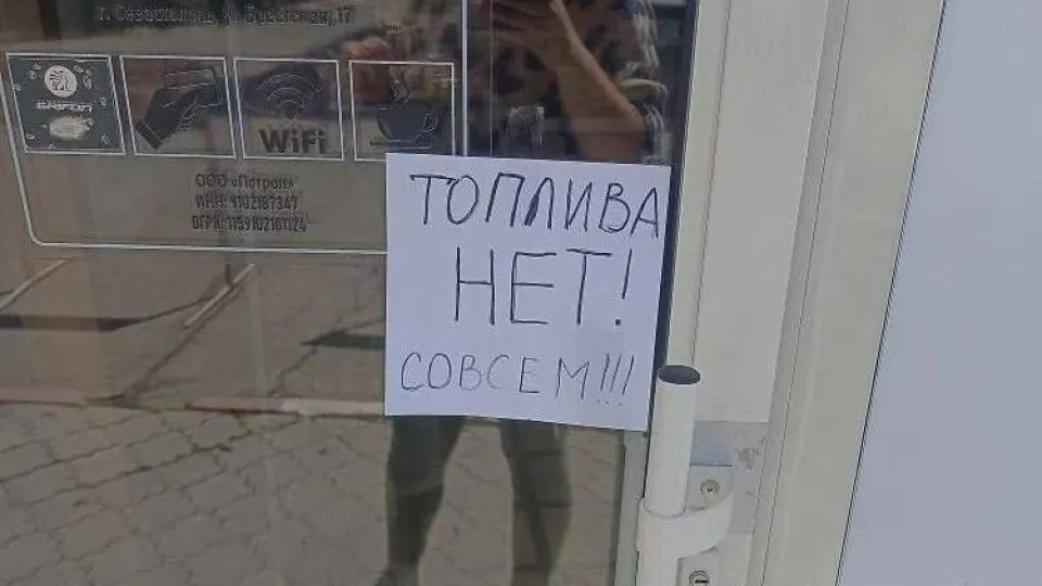 В оккупированном Крыму с 31 мая вводят талоны на бензин АИ‑95 и ограничивают розничную продажу АИ‑92 до 20 литров на одно ТС. Ограничения связаны с перебоями в поставках после ударов по нефтеперерабатывающим мощностям и нарушений логистики.