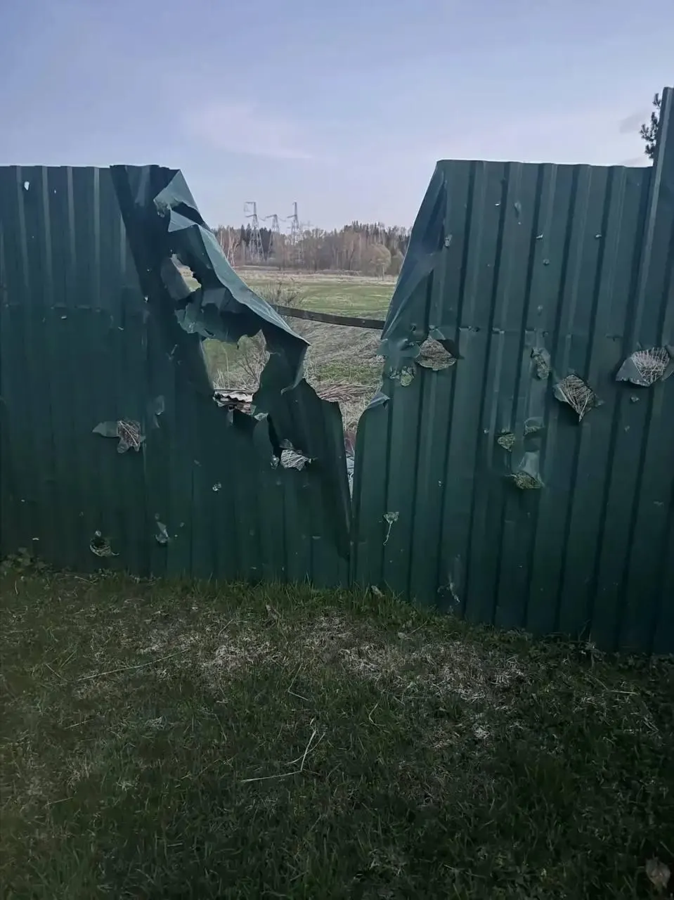 Ночью по регионам прошла волна атак беспилотников: в Московской области погиб 77-летний мужчина, в Ленобласти сообщили о множественных сбитых дронах, в Приморске произошло возгорание в порту. Минобороны заявило о более чем 330 уничтоженных БПЛА.