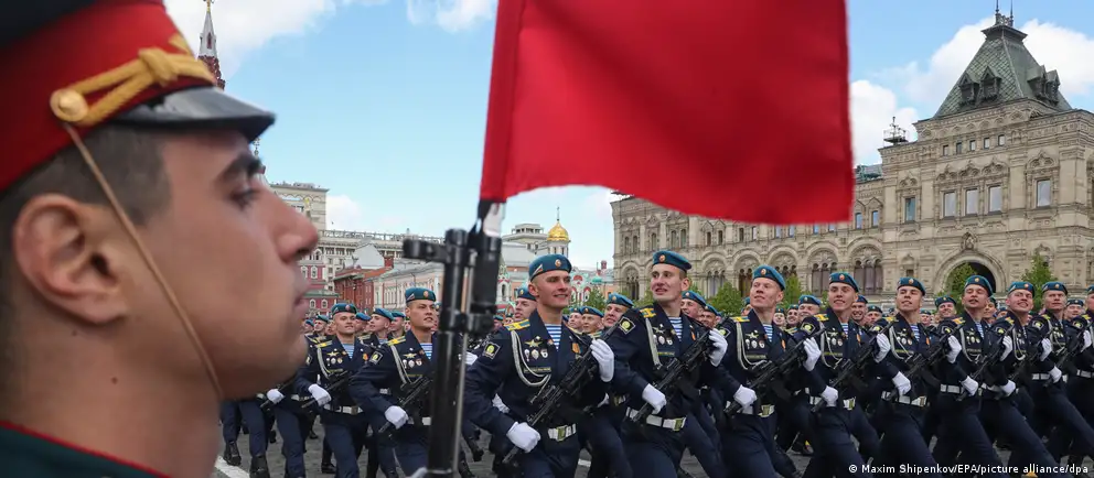 Власти приняли решение сократить или отменить праздничные мероприятия 9 мая: в Москве и других городах не будет военной техники и массовых шествий. Эксперты связывают это с риском атак и мобилизацией техники на фронт, а политологи — с желанием сохранить образ «нормальности» перед выборами.