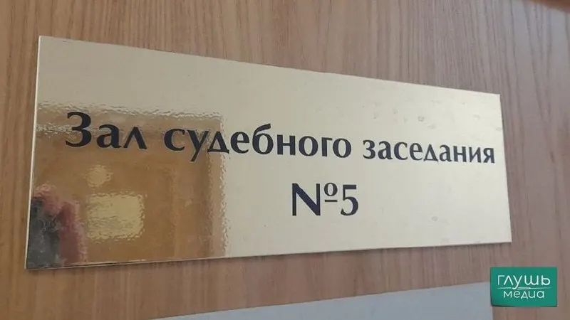 Верховный суд РФ инициировал законопроект, предполагающий допуск студентов юридических факультетов к работе секретарей судебных заседаний, мотивируя это избыточностью требования о высшем образовании и дефицитом кадров в судах.