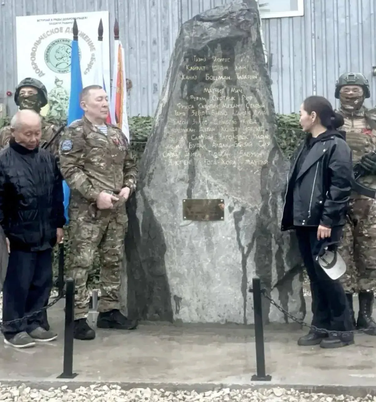Памятник погибшим бойцам отряда «Барс» открыли 9 мая — на церемонии были ветераны и спонсоры, но некоторые родственники, в том числе вдова бойца «Боцман», не были приглашены.