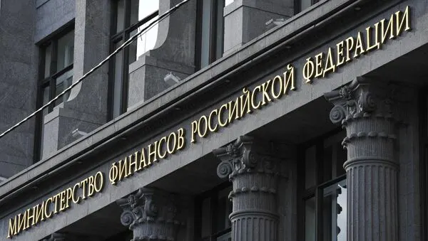 В письме кабинету министров Минфин предложил временно заморозить ряд негосударственных расходов, чтобы покрыть растущие издержки военных действий: меры затрагивают триллионные суммы в ближайшие годы. В ведомстве подчёркивают необходимость сдержанности при подготовке нового бюджета, оставляя при этом приоритеты для социальных обязательств и обороны.