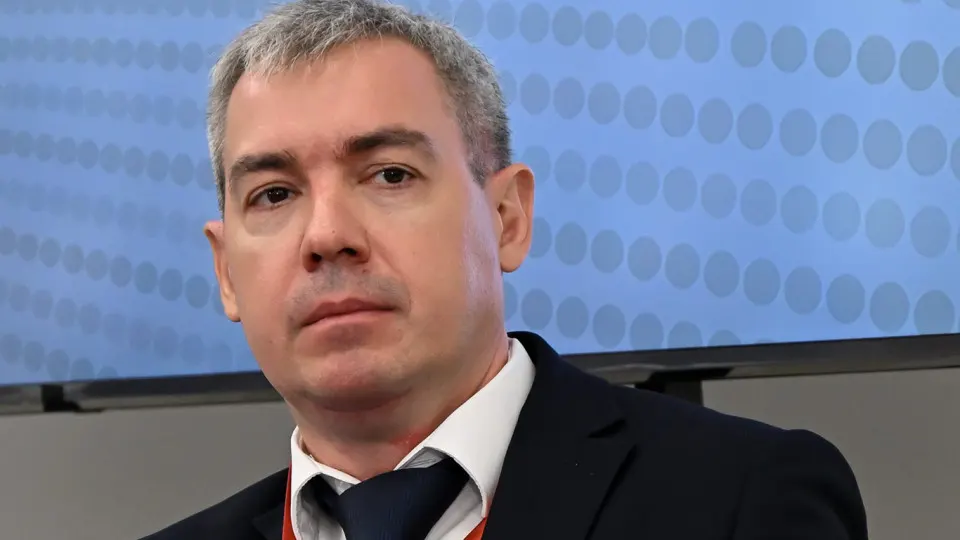 После передачи части полномочий по управлению интернетом ФСБ и усиления блокировок в ведомстве ожидаются отставки нескольких заместителей, а также реорганизация с перераспределением функций и возможными сокращениями.