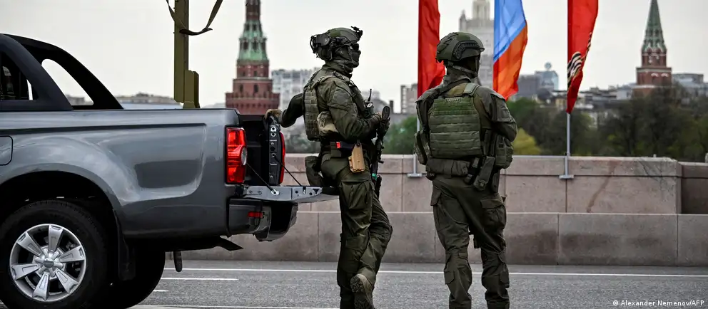 Власти отменили приглашения зарубежным корреспондентам на парад на Красной площади и сократили формат мероприятий из‑за соображений безопасности.
