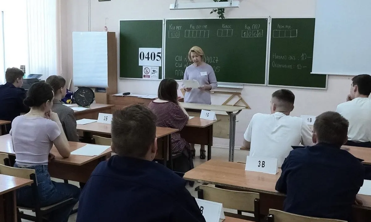 В новых методических рекомендациях ведомства сказано, что организаторы и охрана не имеют права прикасаться к участникам экзаменов и их вещам; при срабатывании металлоискателя предлагают добровольно предъявить или сдать предмет.