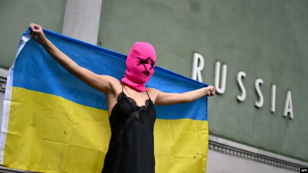 Росфинмониторинг обновил список: в него внесена панк‑группа Pussy Riot. Ранее группу признали экстремистской, а ряд участниц получили заочные сроки по обвинениям в распространении «фейков» об армии.