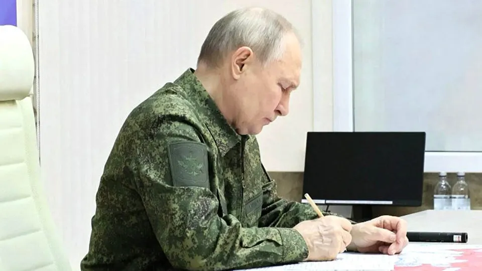Европейские разведки меняют оценки: на фоне роста внутренних проблем и новых законов в России вероятность провокаций или локальной операции против Балтийских стран в ближайшие месяцы возрастает. В приоритете — удары дронами и ракетами, а также законодательное прикрытие для применения войск за рубежом.