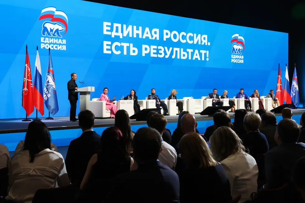 Администрация президента рекомендовала государственным и лояльным изданиям избегать слова «запрет» в заголовках и текстах, предлагать более мягкие формулировки и подчёркивать позитивные инициативы власти на фоне предстоящих выборов.