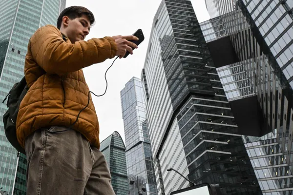 В приказе перечислены персональные и технические сведения, которые операторы обязаны обеспечить для поиска через систему оперативно‑разыскных мероприятий. Одновременно обсуждаются ужесточение лицензирования, возможное снятие моратория на плановые проверки и требование подключать СОРМ до начала работы.