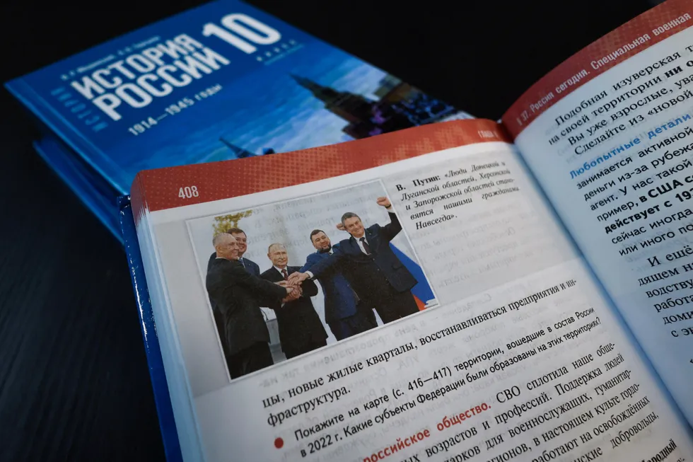 Учебники истории для 6–9‑х классов 2025 года насыщены политическими наративами: современная политика вплетается в рассказ о древности, неудобные факты замалчиваются, а сложность исторических процессов упрощается ради воспитания лояльности.