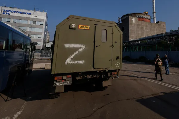 В заявлении компании сообщается, что управляемый по оптоволокну боевой дрон вызвал взрыв и пробил стену машинного зала шестого энергоблока; основное оборудование, по их данным, не повреждено.