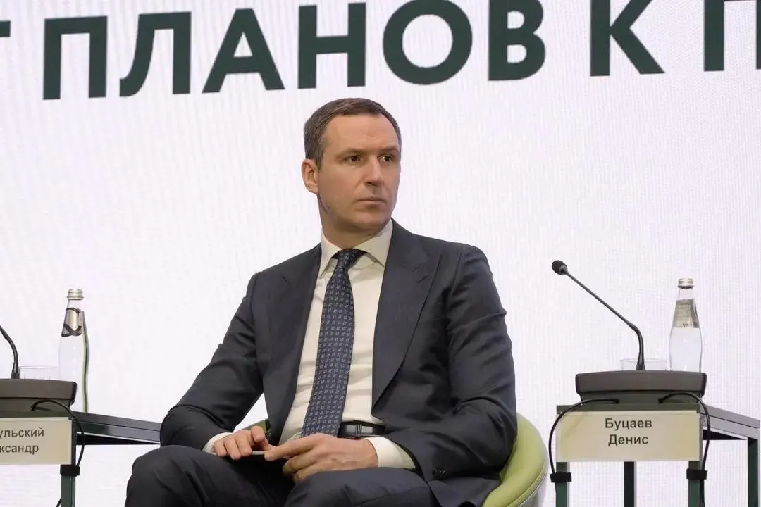Буцаева разыскивают по делу о хищении средств «Российского экологического оператора». По данным следствия, он может находиться в США. Мусорная реформа, на которую потратили не менее 94 млрд рублей, признана проваленной — перерабатывается не более 10% отходов.
