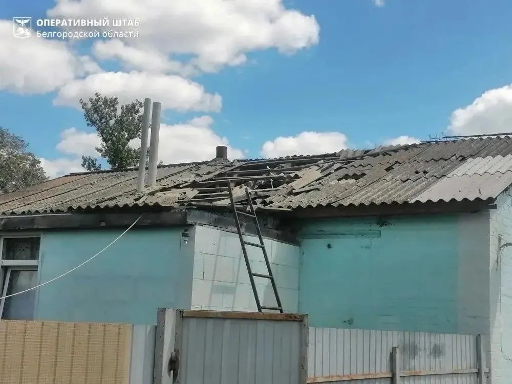 По предварительным данным, удары беспилотников поразили три региона: сообщают о пожарах, повреждениях железнодорожного состава и эвакуации жителей.