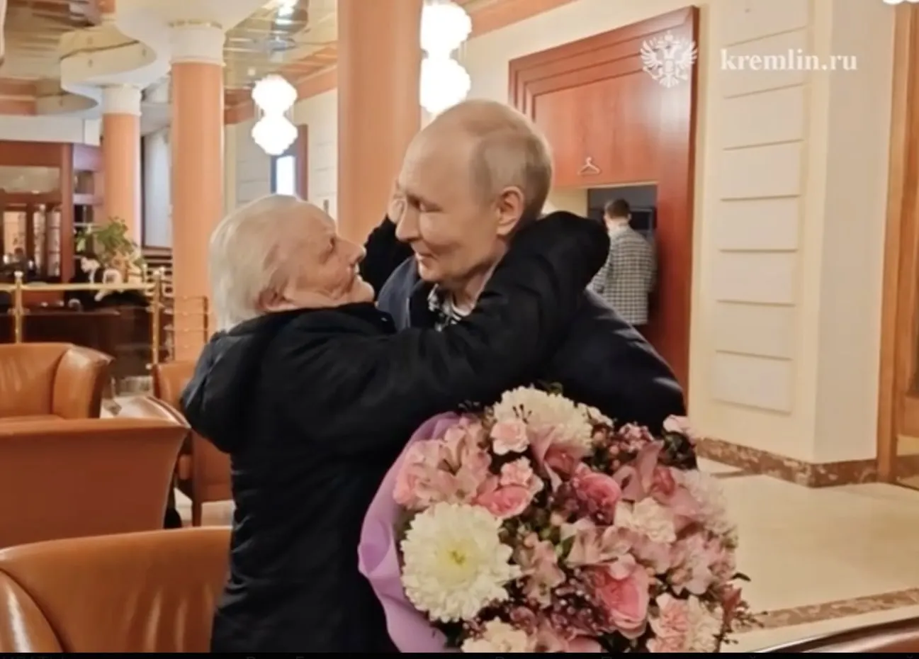 Президент России встретился со своей первой учительницей; во время встречи они тепло обнялись, поцеловались и не сдерживали эмоций.