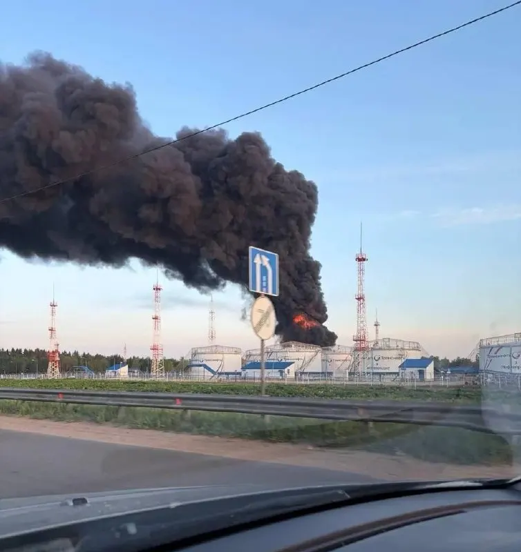 Ночью и утром БПЛА поразили столичные нефтепредприятия и логистические объекты: минимум три погибших, двенадцать пострадавших, повреждены жилые дома и нарушена работа Шереметьево.