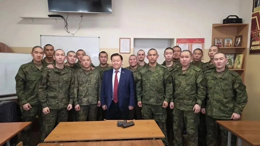 Депутат Федот Тумусов после поездки на Дальний Восток рассказал, что якутские призывники в Хабаровском крае подтвердили: их агитировали подписать контракты с Минобороны, но давления не было и никто не подписал. Парламентарий потребовал проверки возможного принуждения.