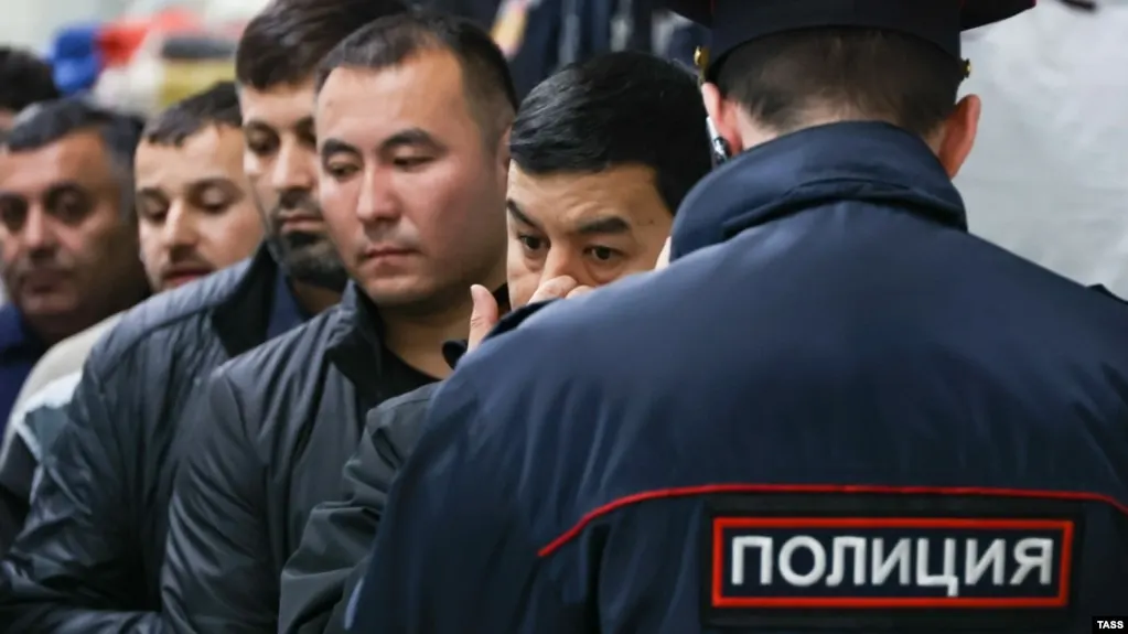 Проект поправок в КоАП предлагает расширить основания для административного выдворения иностранцев и лиц без гражданства — в список входят участие в несогласованных акциях, «дискредитация» ВС, призывы к санкциям, хулиганство и другие нарушения. Власти также ужесточают миграционные правила в целом.