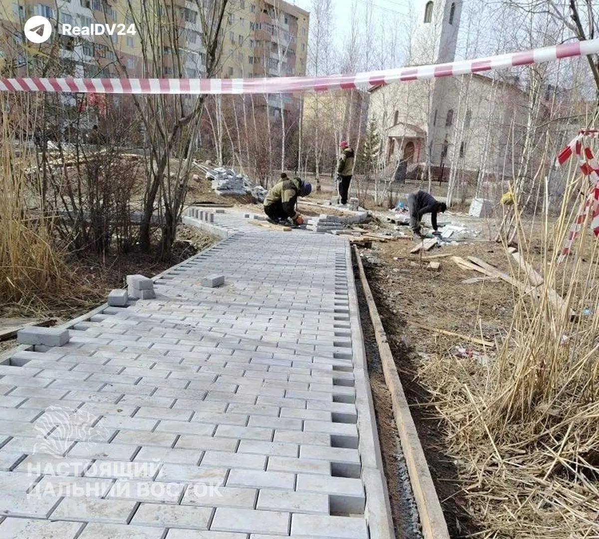 В Якутске демонтировали мемориал польским ссыльным; на его месте почти готов монумент в честь погибшего участника специальной военной операции, изготовленный на внебюджетные средства. Аналогичные изменения происходили и в других регионах.