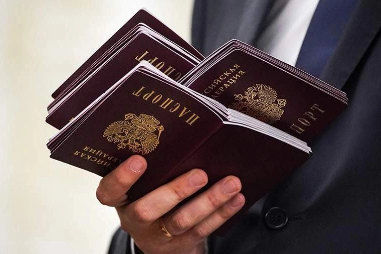 Депутаты от «Единой России» внесут в Госдуму поправки, которые позволят выдавать РВП, ВНЖ и гражданство иностранцам, если их за границей осудили за поддержку России или проведения СВО.